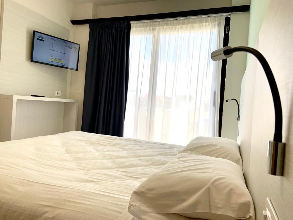 Suites Marilia Apartments Pool Side - Suite Livorno Holiday Home Group Bagian luar foto