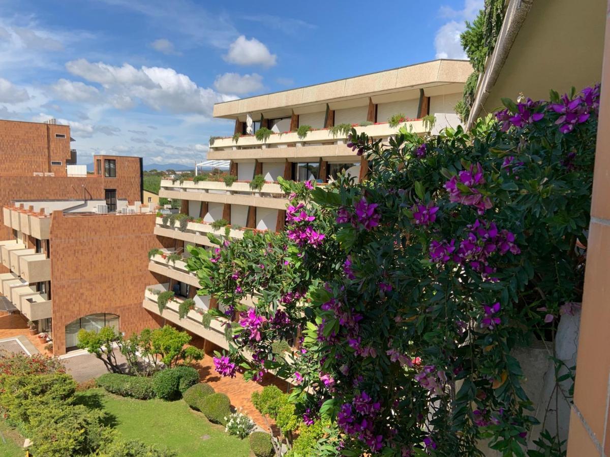 Suites Marilia Apartments Pool Side - Suite Livorno Holiday Home Group Bagian luar foto